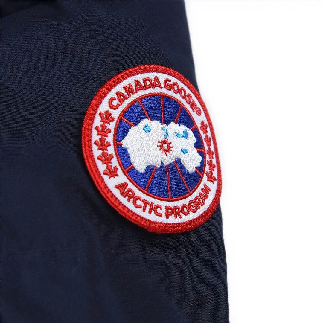 P760 Canada Goose Canada Goose #Mystique 3035LB extended parka down jacket/22 styles #women# ➖ Genuine synchronous anti-counterfeiting chip sensor! ➖ Imported 21-count polyester-cotton blended original fabric [last year’s 16-count/18-count hard fabrics have been completely eliminated, this year all use 21-count genuine synchronous fabrics, the soft mid-strap feels delicate and textured], genuine synchronous Feather-Light 10D waterproof coating fabric, made of 84.5 polyester fiber and 15.5 cotton, 100% the best feel in the entire network! ➖ The genuine official website is synchronized with the international standard 80 velvet! ➖ Using the best nylon lining with double double-layer sealing design, velvet-proof No. 7 needle + grid-filled down ready-made garments, there is 100% no so-called velvet running! ➖ The cuffs are designed with thickened seamless threads, and the collar and pockets are lined with top-quality polar fleece to keep you warm and comfortable! ➖ Yoshida YKK provides original custom-made electroplated sliders. YKK two-way lockable zippers are tight and smooth and will not peel off paint! ➖ 3M composite guarantees that the Velcro is the same as the original, durable, and all accessories and hardware are custom-made! ➖ Imported BEHRINGER embroidery machine to customize the 10,000-needle embroidery logo, 98% of which can be reproduced to restore the original logo. You can check and compare on the official website! ➖ The fur collars are all made of large pieces of Western Canadian blue wolf hide, ensuring that each fur collar is 13-15cm wide!  ⛔No slander, no exaggeration, professionalism because of focus!  SIZE: XXS XS S M L XL [Attached: Size chart]